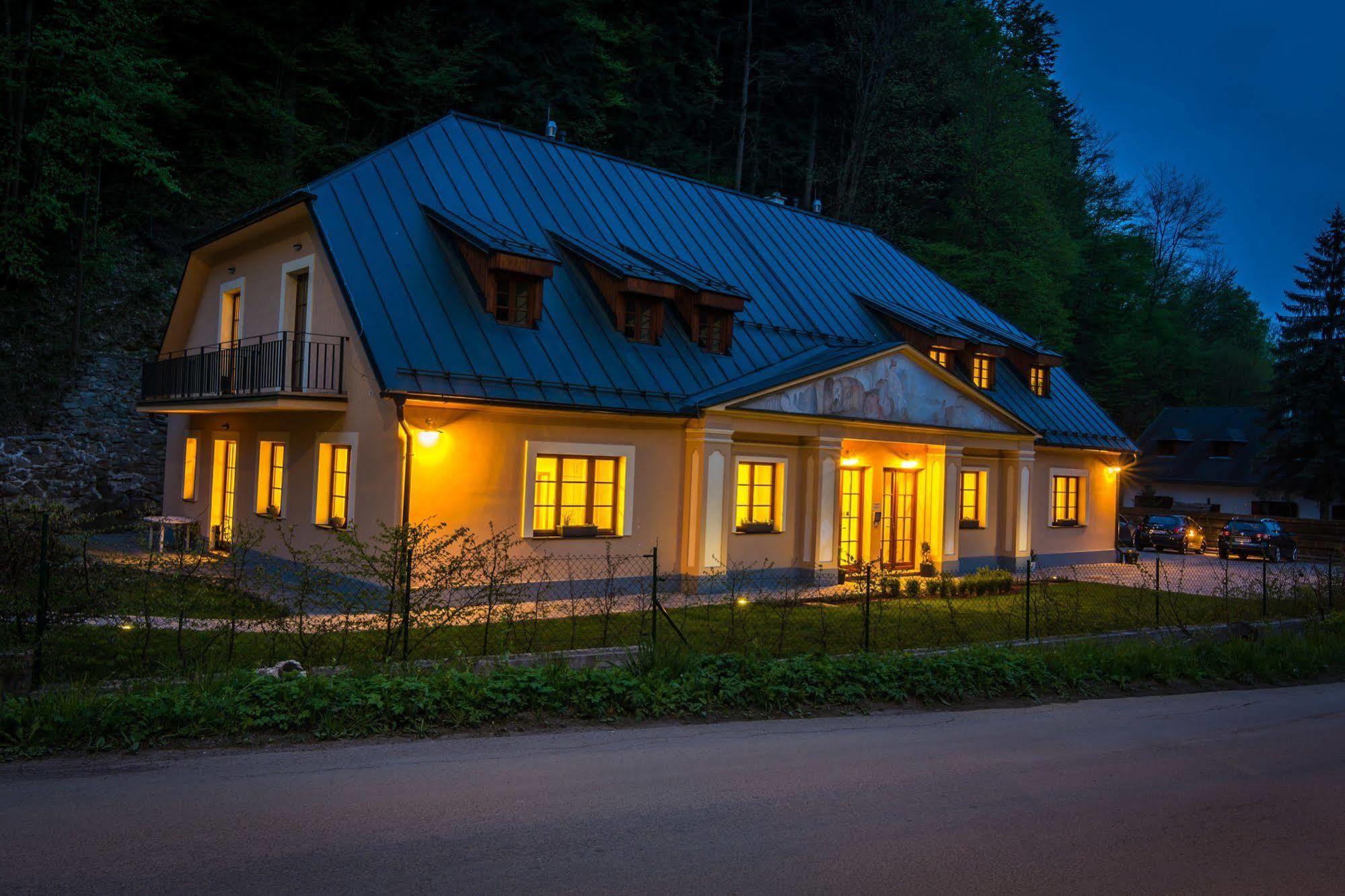 Apartmany Weissov Dom Banska Stiavnica Bagian luar foto